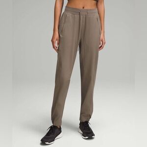 Lululemon License to Train High-Rise Pant
Nomad